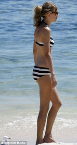 组图：泰勒-斯威夫特现身珀斯海滩比基尼秀身材