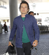 组图：奥兰多随性装扮现身机场 双脚穿不同鞋