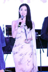 组图：王丽坤获最佳风尚女演员 优雅飘逸