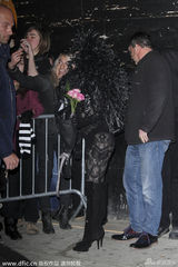 组图：Lady Gaga乌鸦装 蕾丝紧身衣大秀屁股蛋