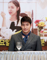 组图：韩剧《浪漫小镇》宣传 成宥利闵孝琳美腿PK