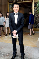 组图：69届金球奖红毯佟大为张伟平韩熙庭亮相