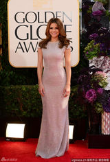 组图：金球奖玛丽娅-曼努诺斯素雅长裙凹凸有致