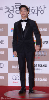 组图：金秀贤黑色修身西装变身帅气小王子