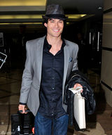 高清图：美剧情侣档妮娜-杜波夫和伊恩现身机场