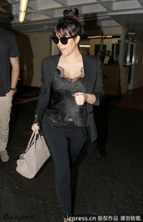 组图：金-卡戴珊亮相墨镜遮面秀丰满上围