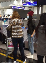 组图：杨幂口罩遮面打扮萌态 坐行李车小心护胎