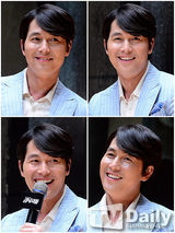 组图：郑雨盛(郑宇成)对话女校学子 条纹装化身暖男