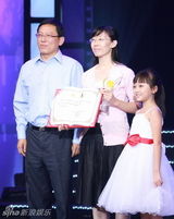 北京青少年公益电影节闭幕 冯小刚杨立新等获奖