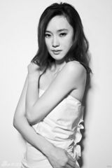 组图：屈玥文艺范写真知性大气 新戏演火知心大姐