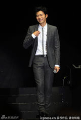 组图：玄彬广州跳激光舞 与粉丝玩自拍显亲和