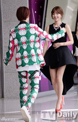 组图：SJ希澈与SHINeeKey携妻亮相发布会