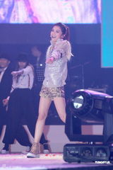 组图：Twins开唱庆出道十年 镇定处理现场意外