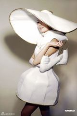 组图：容祖儿陶瓷概念衣饰典雅形象登新专辑封面