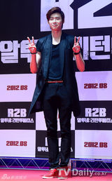 组图：韩片《R2B》发布申世京手执Rain人形立牌宣传