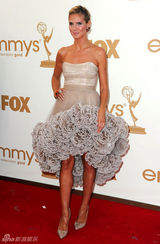 组图：艾美奖红毯 海蒂-克拉姆和老公恩爱亮相