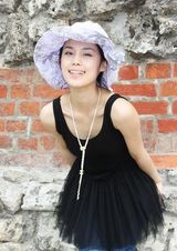 组图：韩丹彤圣彼得堡拍摄写真 发丝飞舞享受阳光