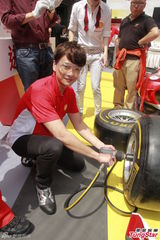 组图：黄宗泽投资七位数开餐厅 祝福四川灾民