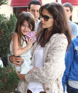 组图：小苏瑞与母亲凯蒂逛花市 调皮可爱不惧被拍