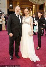 组图：设计师乔治娜-查普曼怀孕遮肚亮相红毯