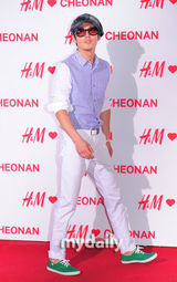 组图：李多海着抹胸裙挤爆乳 助阵服装店开业 