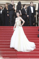 组图：李冰冰戛纳走秀 金色长裙华丽刺绣精致