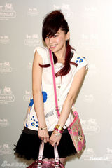 高清图：王心凌短裙走秀 大摆可爱姿势展青春活力