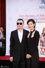 组图：冯小刚好莱坞留手印 长女亮相为父捧场