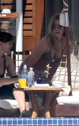 幻灯图：安妮斯顿墨西哥过生日 杰拉德-巴特勒作陪