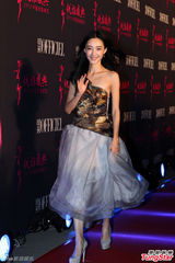 姚晨露背装秀性感 范冰冰否认收婚戒称自备(图)