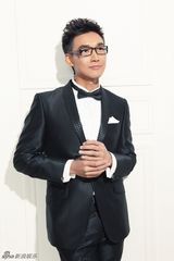 组图：张铎时尚写真笑容温暖展熟男魅力