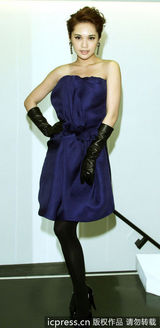 组图：金钟奖现场杨丞琳盛装候场娇俏可人