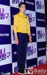 组图：金秀贤李玹雨捧场《美娜》朱元挺崔江熙