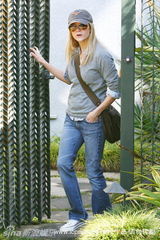 幻灯图：瑞茜-威瑟斯彭恢复单身 休闲装帅气出街