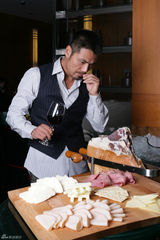 高清：硬汉邵兵红酒写真 醇香男人演绎颓废之美