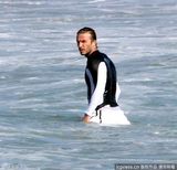 组图：贝克汉姆和儿子大玩冲浪 克鲁兹不敢下水 