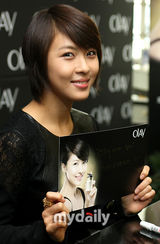 组图：河智苑出席化妆品签售活动 亲切为粉丝签名