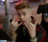 组图：比伯外出会友遭围堵 坏男孩本性不改