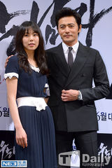 组图：张东健宣传《哭泣男人》迷人大叔演杀手