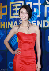 组图：张俪亮相时尚大典优雅大气