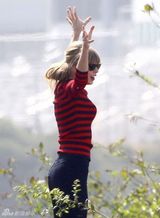 组图：泰勒空中弹跳孩子气 蓝色短裙修长美腿