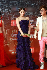 组图：施艳飞亮相上海电影节开幕红毯优雅端庄