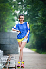 组图：张定涵街拍化身蓝精灵 俏御姐变可爱嫩萝莉