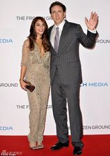 组图：凯奇亮相新片首映 瓦妮莎仰望偶像变粉丝