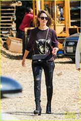 组图：阿尔芭带女游乐场玩耍 豪放蹲路边露股沟