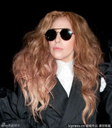 组图：Lady Gaga变母狮 另类泡泡袖西装抢镜