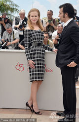 组图：妮可短裙现身新片记者会别样性感