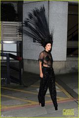 组图：Gaga戴超大孔雀头饰艰难上车俯身露乳