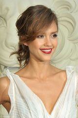 幻灯图集：杰西卡-阿尔芭白裙秀女人味 和伊万同台