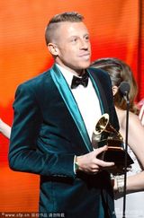 组图：麦克默获奖 与麦当娜等合作激情献唱